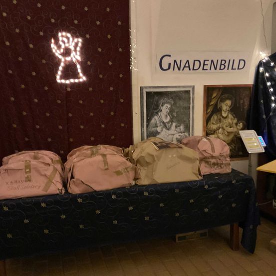 Bild enthält, Bed, Bedroom, Dorm Room, Furniture, Indoors, Couch, Living Room, Handbag, Person, Painting