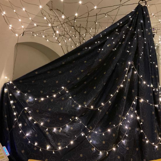 Bild enthält, Lighting, Person, Christmas Decorations, Festival, Chandelier, Face