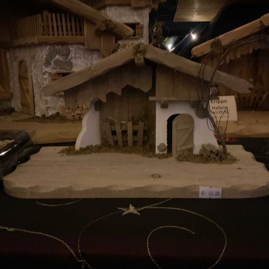 Bild enthält, Outdoors, Shelter, Wood, Plywood, Nature, Indoors, Crypt