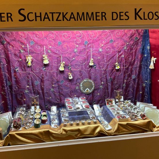 Bild enthält, Shop, Jewelry Store, Person, Accessories, Jewelry