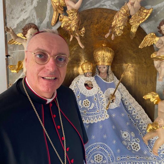 Bild enthält, Adult, Female, Person, Woman, Necklace, Boy, Child, Male, Bishop, Man