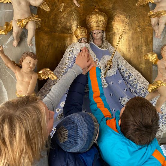 Bild enthält, Baby, Person, Boy, Child, Male, Adult, Man, Female, Girl, Sword