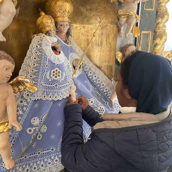 Bild enthält, Prayer, Baby, Person, Sword, Weapon, Face, Head