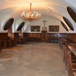 Bild enthält, Floor, Flooring, Wood, Chandelier, Indoors, Interior Design, Hardwood, Building, Walkway, Dining Table