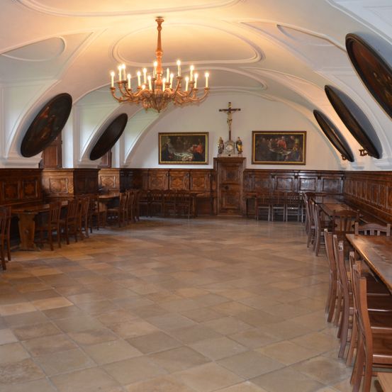 Bild enthält, Floor, Flooring, Wood, Chandelier, Indoors, Interior Design, Hardwood, Building, Walkway, Dining Table