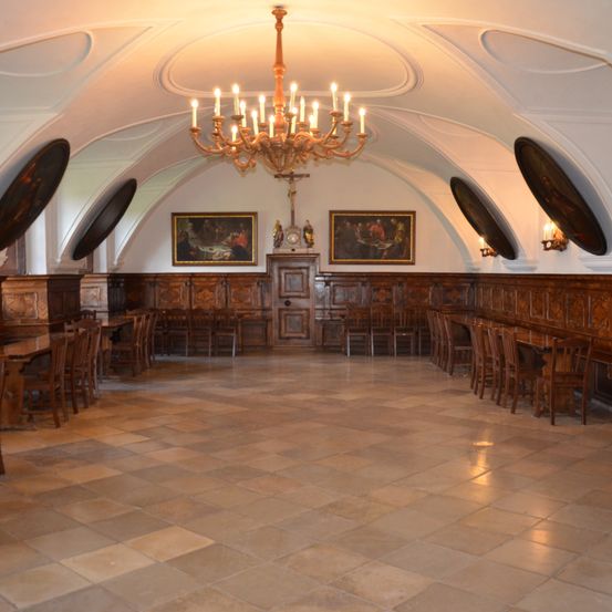 Bild enthält, Floor, Flooring, Chandelier, Indoors, Interior Design, Wood, Building, Hardwood, Dining Table, Dining Room