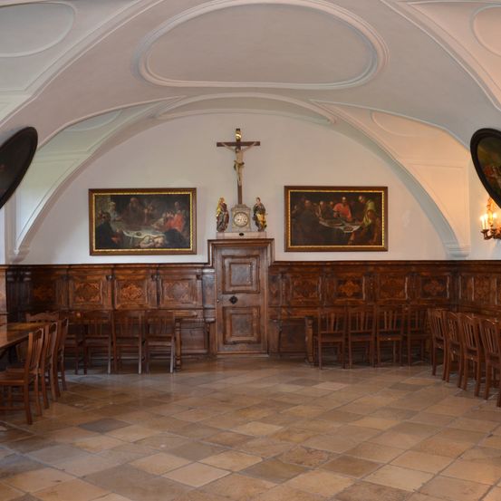 Bild enthält, Floor, Flooring, Wood, Altar, Building, Hardwood, Cross, Indoors, Interior Design, Chair