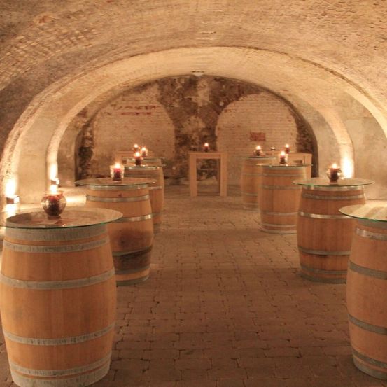 Bild enthält, Alcohol, Beverage, Liquor, Wine, Candle, Architecture, Building, Wine Cellar, Crypt