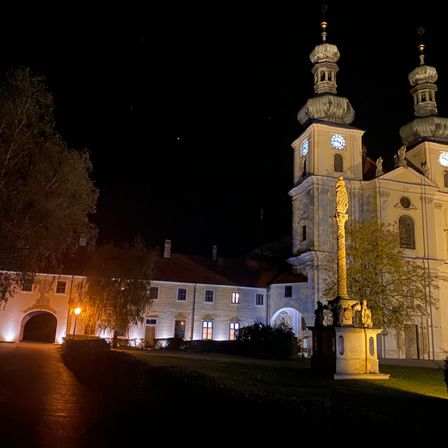 Bild enthält, Architecture, Building, Clock Tower, Tower, Spire, Campus, Arch, Car, Wheel, Fortress