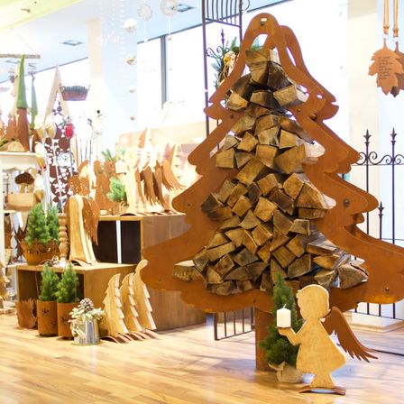 Bild enthält, Wood, Building, Plant, Shop, Person, Christmas, Christmas Decorations, Festival