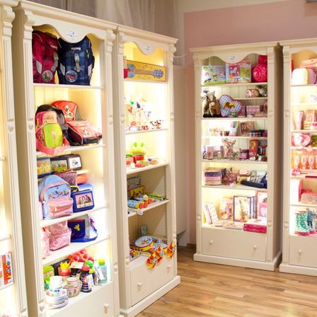 Bild enthält, Shelf, Home Decor, Building, Pantry, Indoors, Furniture, Person, Shop