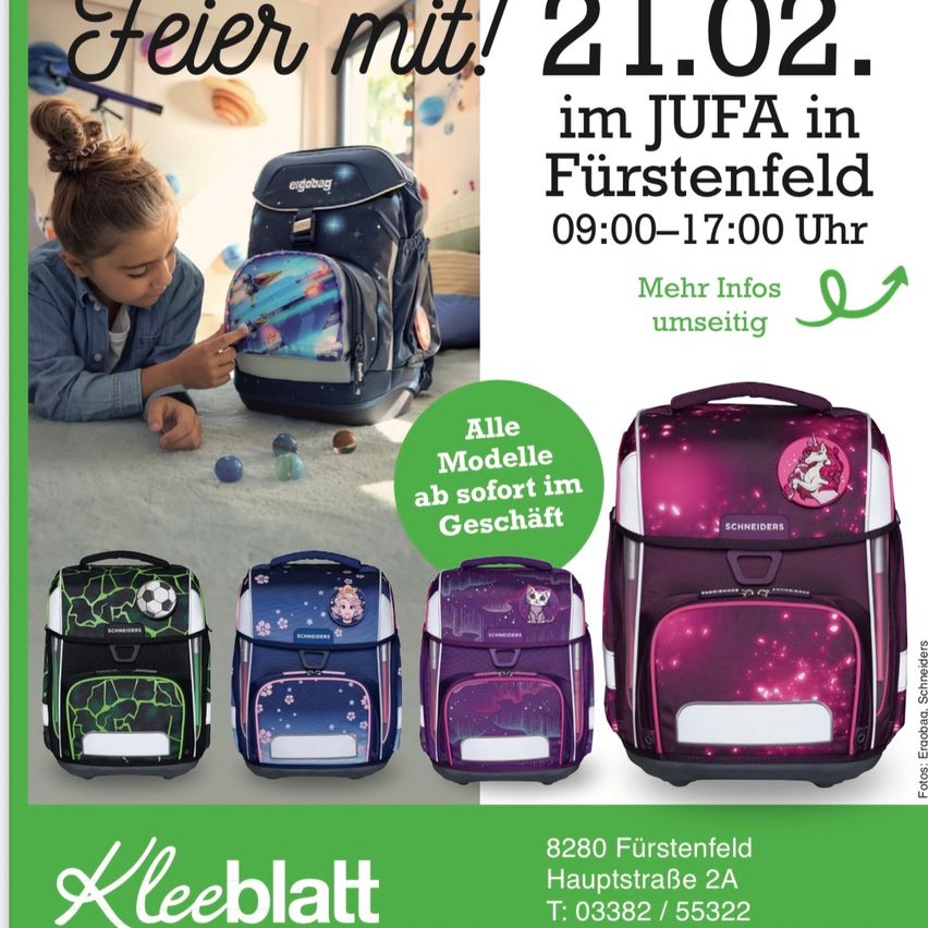 Werbeplakat für einen Verkauf bei Jufa Furstenfeld. Es zeigt mehrere Rucksäcke mit verschiedenen Designs und ein Mädchen, das einen davon berührt. Es enthält auch Datum, Uhrzeit und Ort.