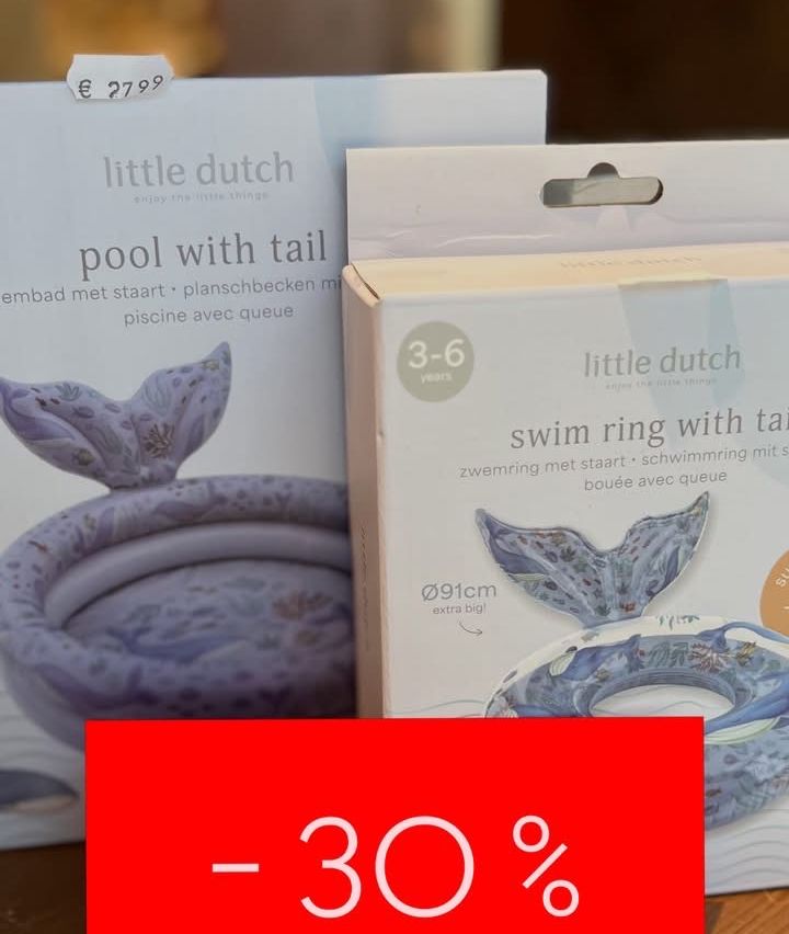 Zwei 'Little Dutch' aufblasbare Poolspielzeuge mit Schwänzen, eines in Waldesign, werden mit einem 30% Rabattschild angezeigt. Die Verpackungen zeigen einen Preis von 27,99 Euro.