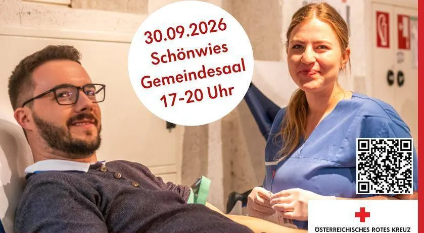 Ein Mann in einem Krankenhaushemd sitzt in einem Stuhl, während eine Frau in Scrubs ihn anlächelt. Das Bild wirbt für Blutspenden mit Datum und Uhrzeit.