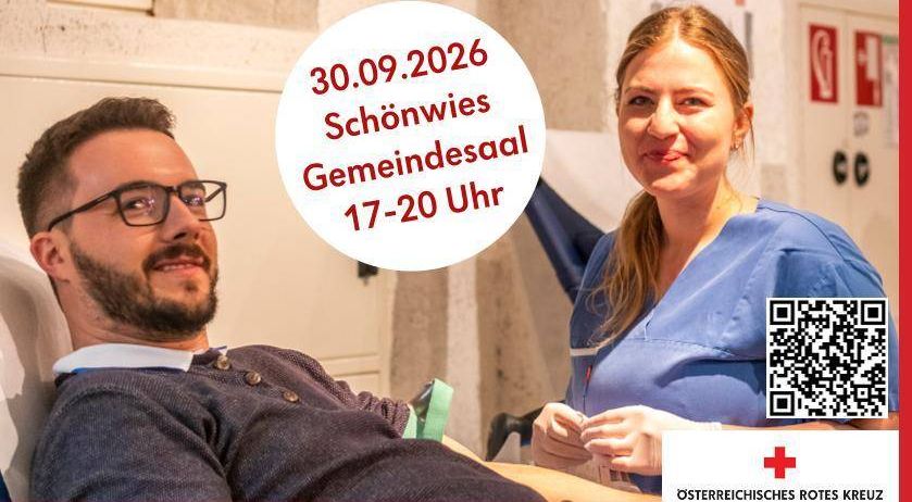 Ein Mann in einem Krankenhaushemd sitzt in einem Stuhl, während eine Frau in Scrubs ihn anlächelt. Das Bild wirbt für Blutspenden mit Datum und Uhrzeit.