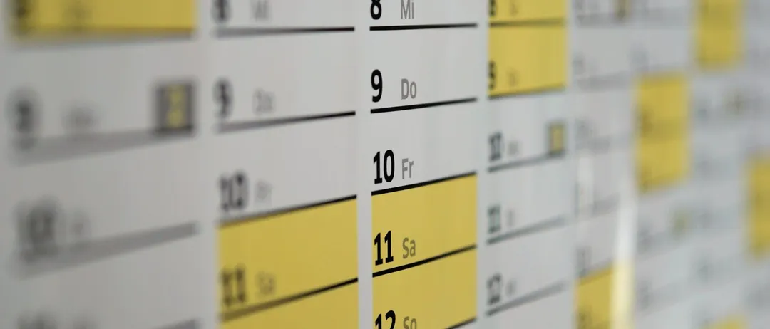 Ein Ausschnitt eines Kalenders mit gelben Quadraten und schwarzem Text. Der Kalender zeigt Daten vom 1. bis 13., wobei der 10. hervorgehoben ist.