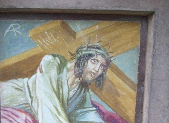 Ein gerahmtes Gemälde zeigt Jesus Christus, der ein Kreuz trägt, mit einer Dornenkrone auf dem Kopf, vor einem gelben Hintergrund.