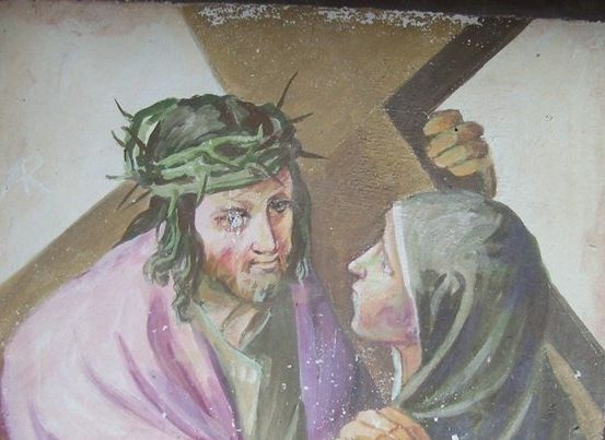 Ein Gemälde zeigt Jesus mit einer Dornenkrone, der eine Frau ansieht, die seine Hand hält.
