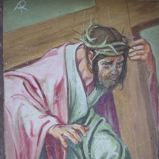 Ein Gemälde eines Mannes mit einer Dornenkrone auf dem Kopf, der ein Kreuz auf dem Rücken trägt.