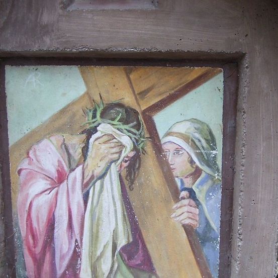 Ein Gemälde, das Jesus beim Tragen des Kreuzes zeigt, mit einer Frau, die ihn tröstet.