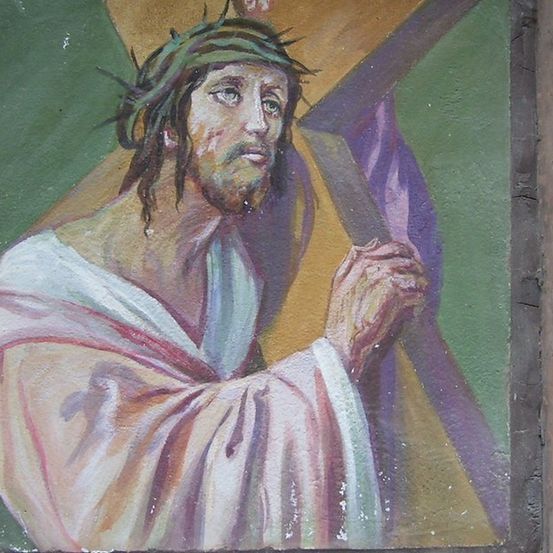 Ein Gemälde zeigt Jesus Christus, der das Kreuz trägt, mit einer Dornenkrone auf dem Kopf. Er ist in ein weißes Gewand gekleidet und hat einen ernsten Gesichtsausdruck.