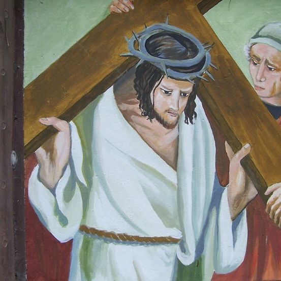 Ein Gemälde zeigt einen Mann, der ein Holzkreuz auf seinen Schultern trägt, mit einer Dornenkrone auf dem Kopf. Eine weitere Person, möglicherweise eine Frau, steht hinter ihm und hält das Kreuz.