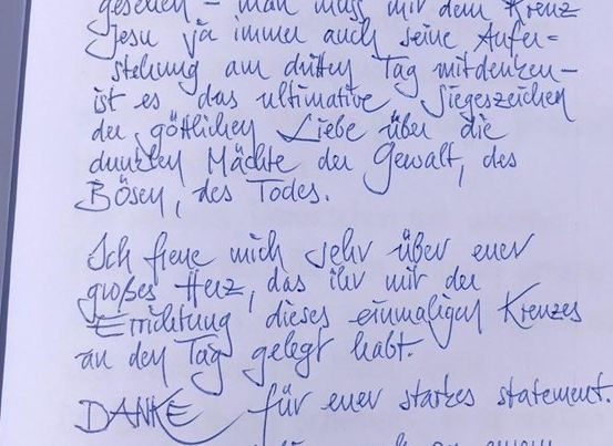 Eine handgeschriebene Notiz auf einem weißen Blatt Papier mit blauer Tinte. Es scheint sich um eine persönliche Nachricht oder einen Zitat zu handeln, möglicherweise religiöser oder philosophischer Natur. Der Text ist in kursiver Schrift geschrieben und teilweise durch einen Schatten verdeckt.