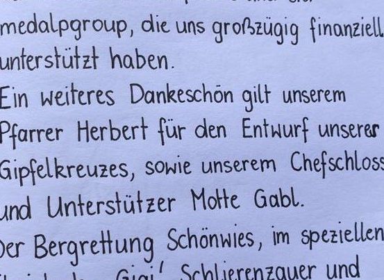 Eine handgeschriebene Notiz auf einem weißen Blatt Papier dankt einer Medaillengruppe für finanzielle Unterstützung. Es dankt auch Pfarrer Herbert für die Gestaltung ihres Gipfelkreuzes und Chefschlosser für deren Unterstützung. Die Notiz erwähnt Schonwies für ihren besonderen Beitrag und Schlierenzaur und Giai für ihre Bemühungen.