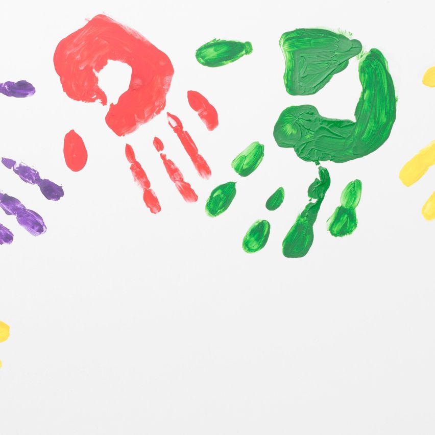 Eine farbenfrohe Darstellung von Handabdrücken in verschiedenen Farben wie Rot, Lila, Gelb und Grün auf weißem Hintergrund.