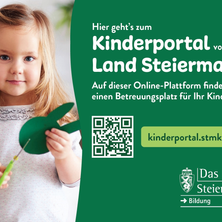 Das Bild zeigt ein junges Mädchen, das eine grüne Papierausschnitte und einen grünen Schraubendreher in der Hand hält, mit einem QR-Code und einem Logo auf grünem Hintergrund.