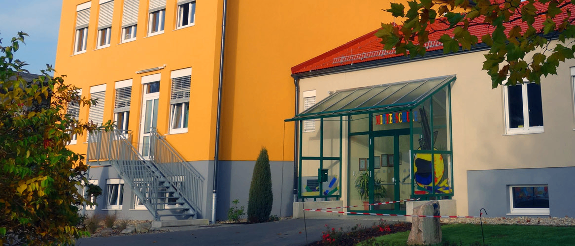 Bild enthält, Neighborhood, City, Housing, Villa, Condo, Urban, Street, Tree, School, Grass