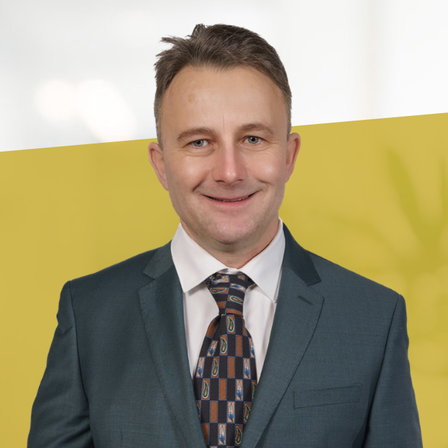 Bild enthält, Accessories, Formal Wear, Tie, Necktie, Suit, Adult, Male, Man, Person, Face