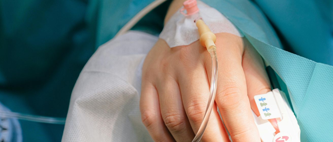 Bild enthält, Building, Hospital, Clinic, Doctor, Indoors, Medical Procedure, Operating Theatre, Finger, Hand