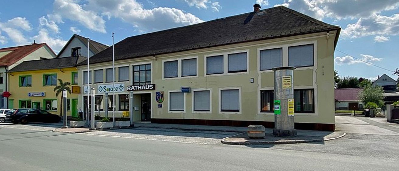 Bild enthält, Architecture, Building, Housing, House, Car, Vehicle, Row House, Suburb