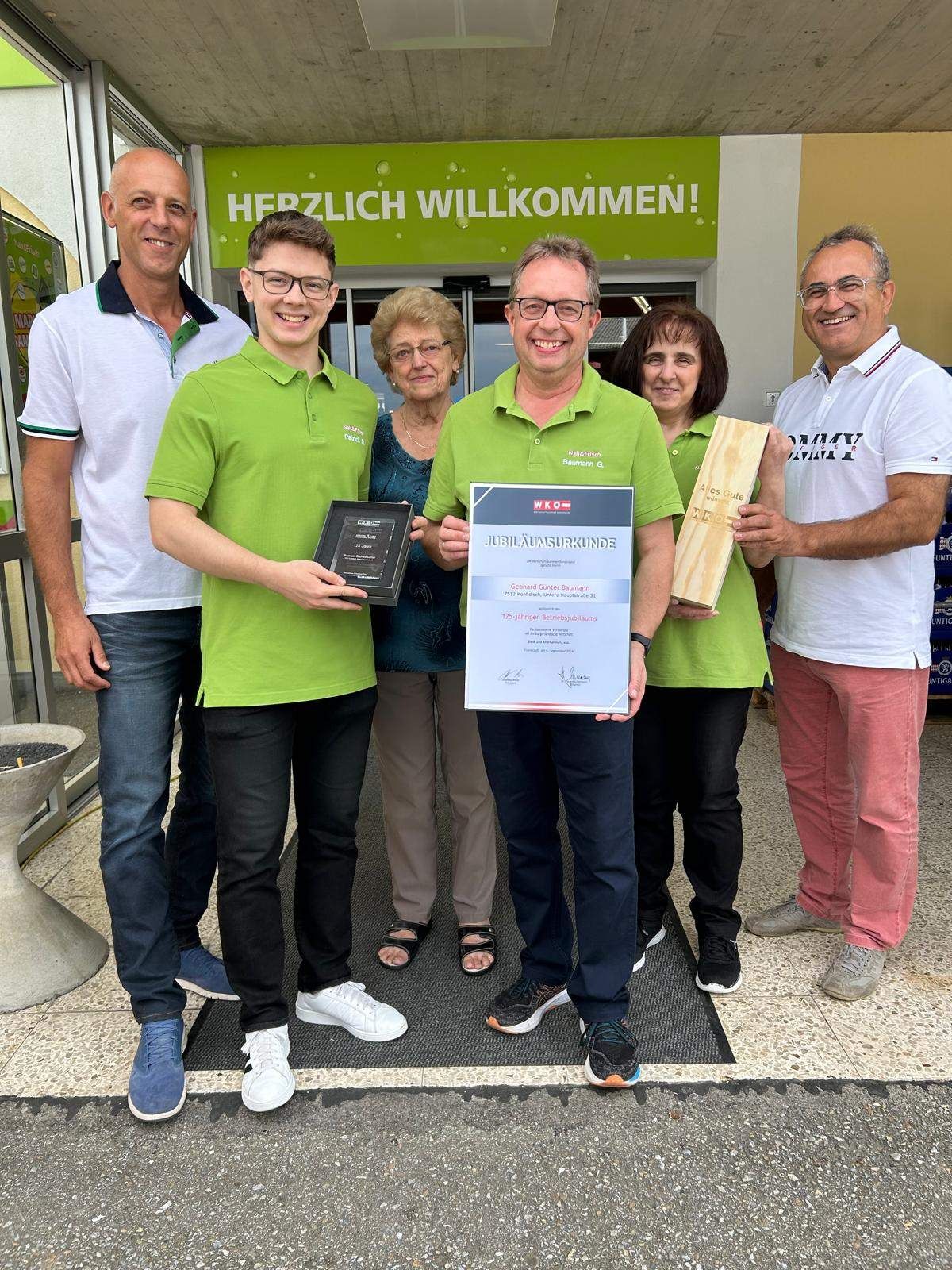 Bild enthält, Pants, Advertisement, Person, Poster, Adult, Male, Man, Groupshot, Face, Jeans