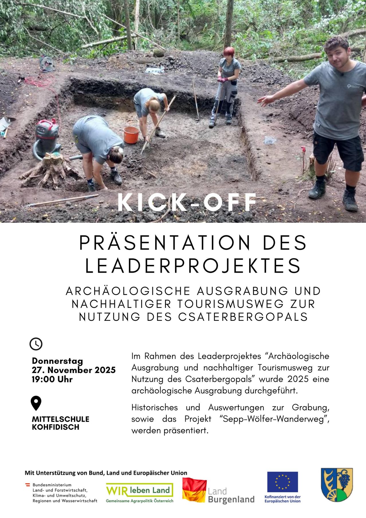Das Bild zeigt eine archäologische Ausgrabungsstätte mit mehreren Personen, die im Erdboden arbeiten. Der Textüberlagerung kündigt eine Projekt-Kickoff-Präsentation für eine archäologische Ausgrabung und nachhaltigen Tourismus im Csaterberggopal an. Das Datum und die Uhrzeit sind der 27. November 2025 um 19:00 Uhr.