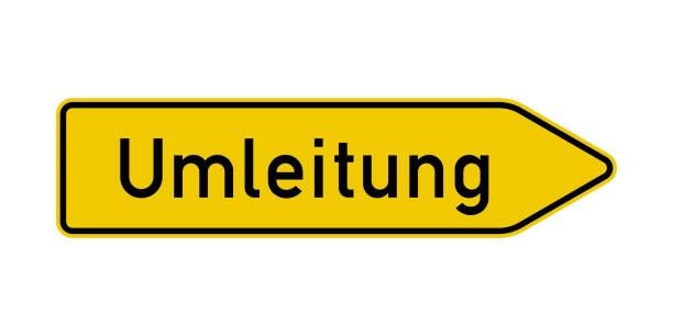 Ein gelbes Straßenschild mit schwarzem Text, das 'Umleitung' bedeutet und auf eine Umleitung hinweist.