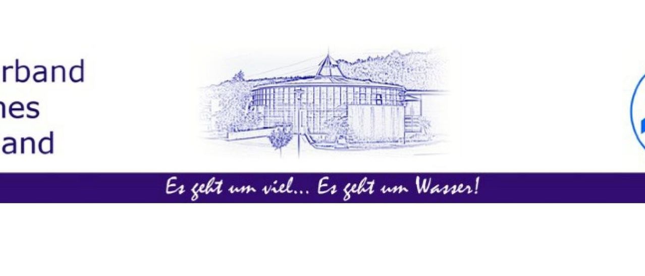 Das Bild zeigt ein Gebäude im architektonischen Stil mit einem violetten Banner darunter, das lautet: 'Es geht um viel... Es geht um Wasser!'