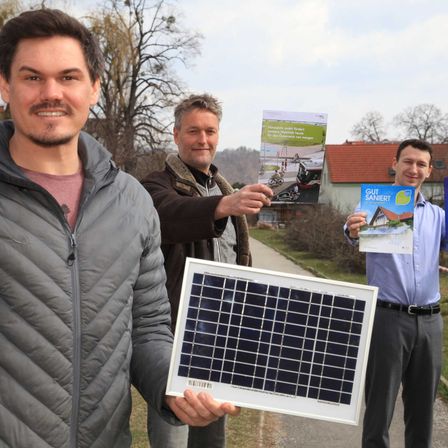 Bild enthält, Electrical Device, Solar Panels, Coat, Jacket, Adult, Male, Man, Person, Advertisement, Outdoors