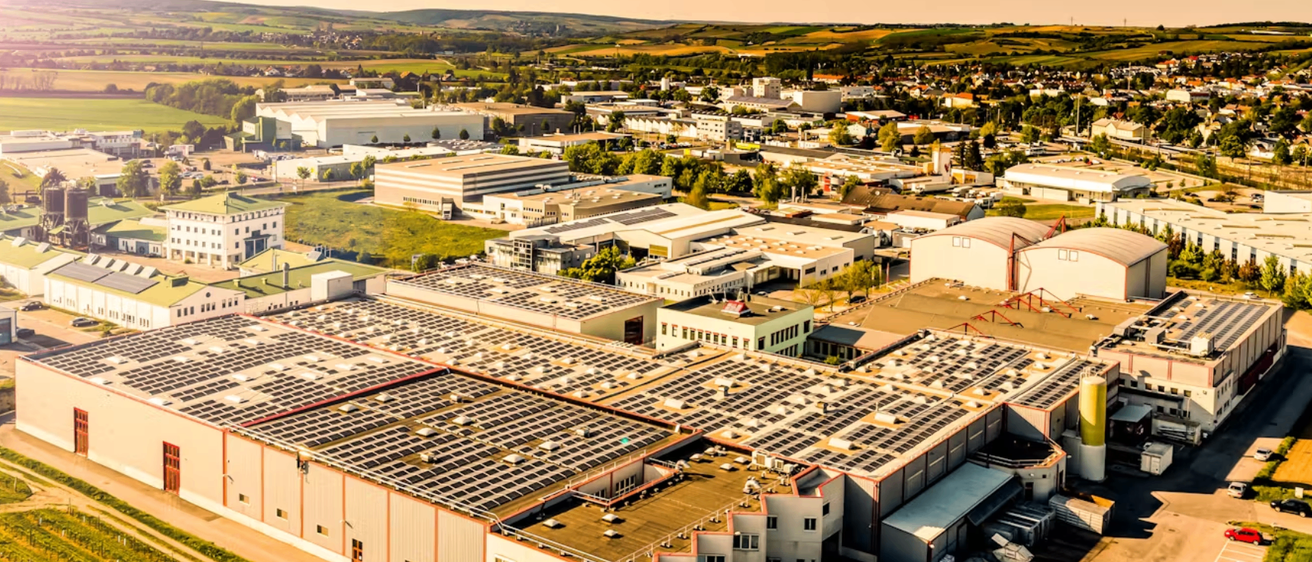Bild enthält, Outdoors, Architecture, Building, Aerial View, Electrical Device, Solar Panels