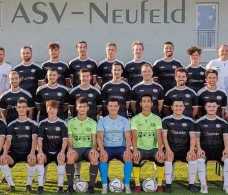 Bild enthält, People, Person, Team, Groupshot, Adult, Male, Man, Soccer, Soccer Ball, Sport