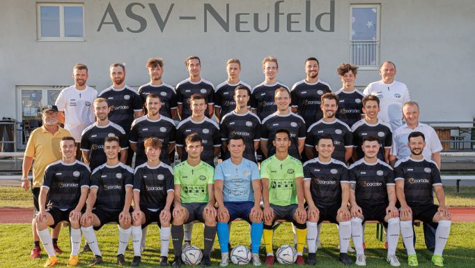 Bild enthält, People, Person, Team, Groupshot, Adult, Male, Man, Soccer, Soccer Ball, Sport