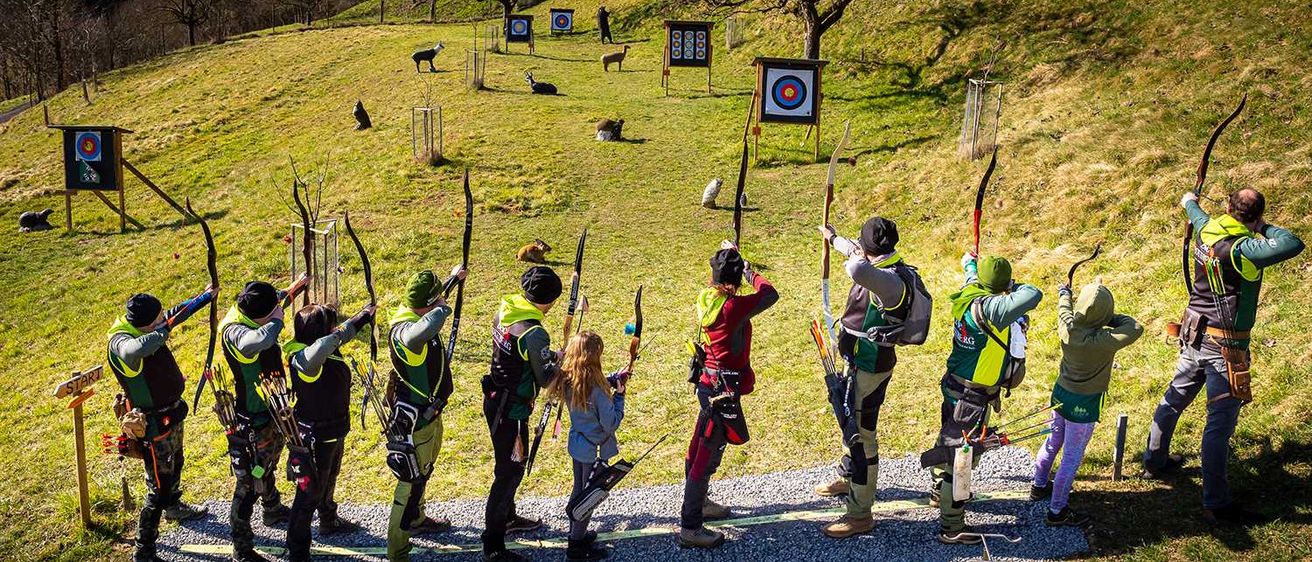 Bild enthält, Archery, Bow, Weapon, Archer, Person, Adult, Male, Man, Dog, Spear