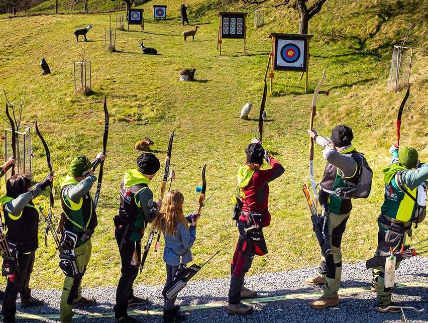 Bild enthält, Archery, Bow, Weapon, Archer, Person, Adult, Male, Man, Dog, Spear