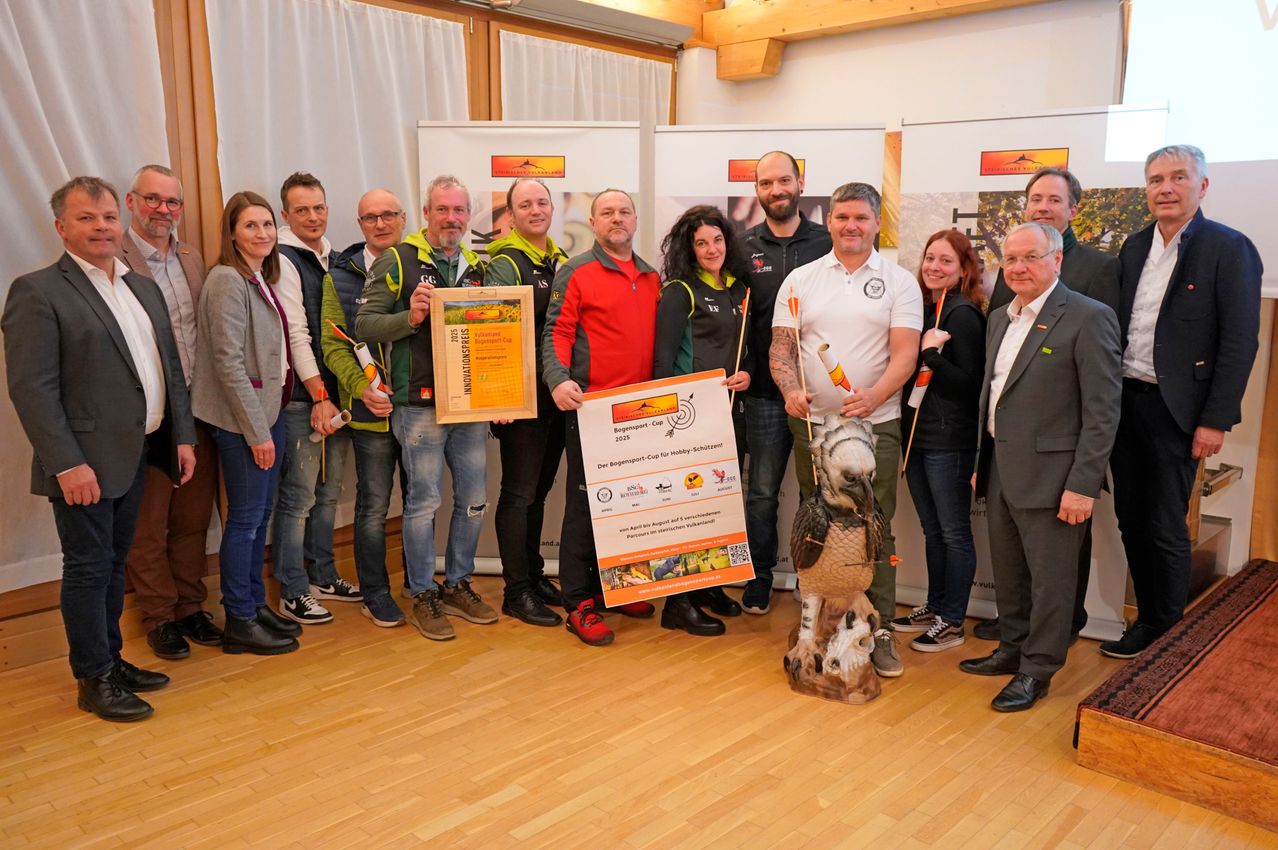 Bild enthält, Wood, People, Person, Groupshot, Floor, Flooring, Adult, Male, Man, Jeans