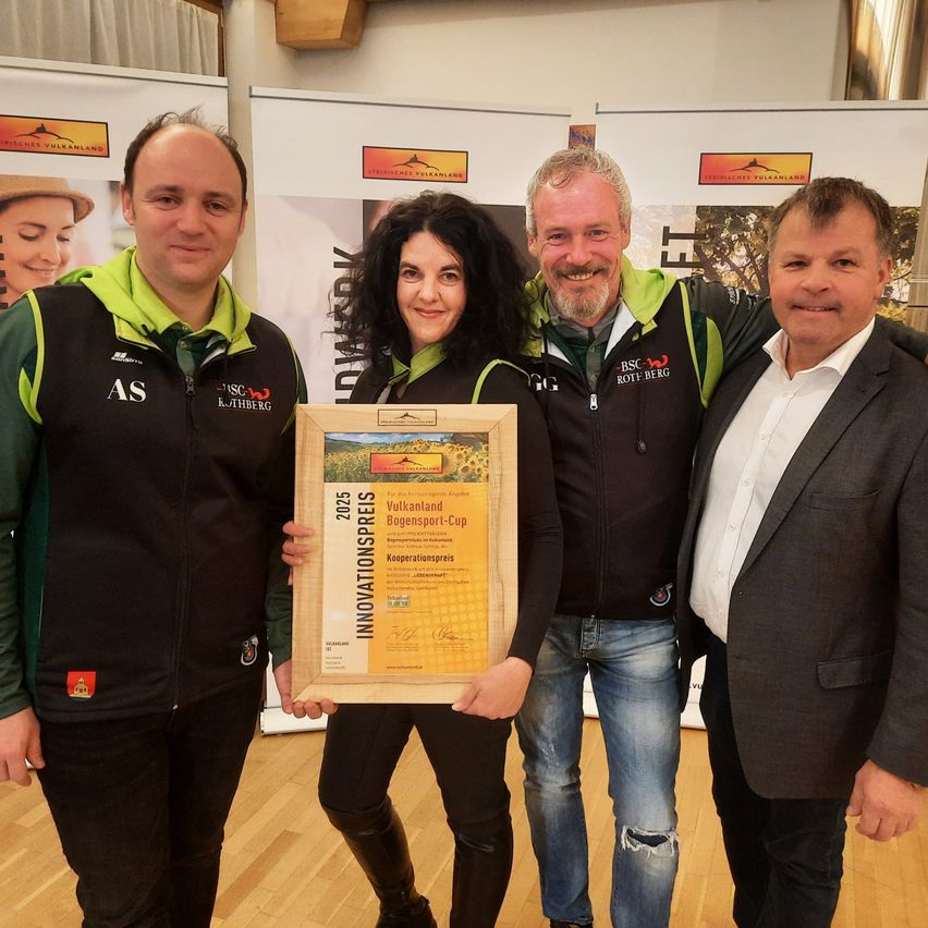 Bild enthält, Coat, Jacket, Pants, Jeans, Wood, Person, Blazer, Flooring, Adult, Man