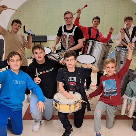 Bild enthält, People, Person, Sword, Boy, Child, Male, Teen, Baton, Drummer, Group Performance