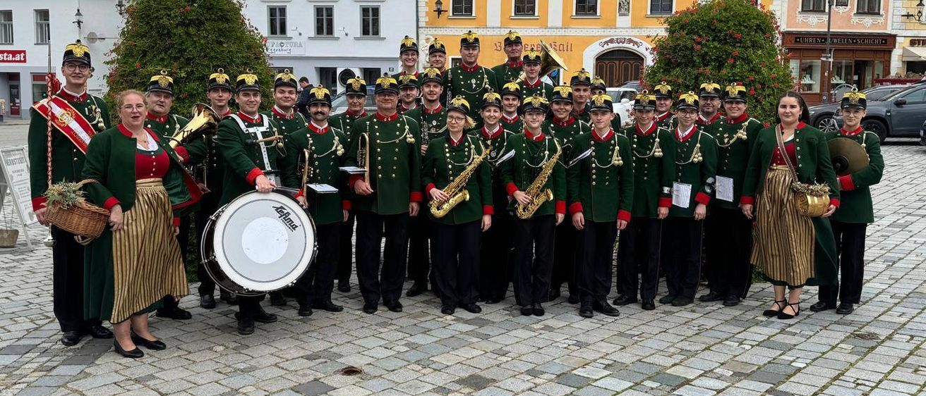 Bild enthält, People, Person, Adult, Female, Woman, Group Performance, Car, Transportation, Vehicle, Music Band
