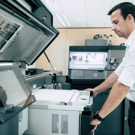 Bild enthält, Computer Hardware, Hardware, Adult, Male, Man, Person, Head, Face, Table, Laboratory