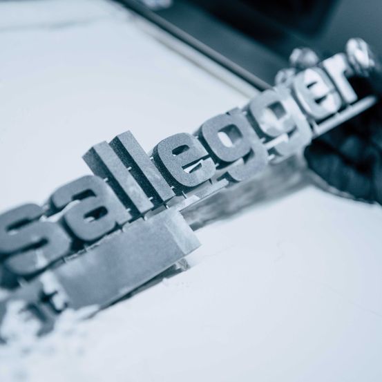 Bild enthält, Finger, Hand, Dagger, Glove, Text, Coat, Factory, Symbol